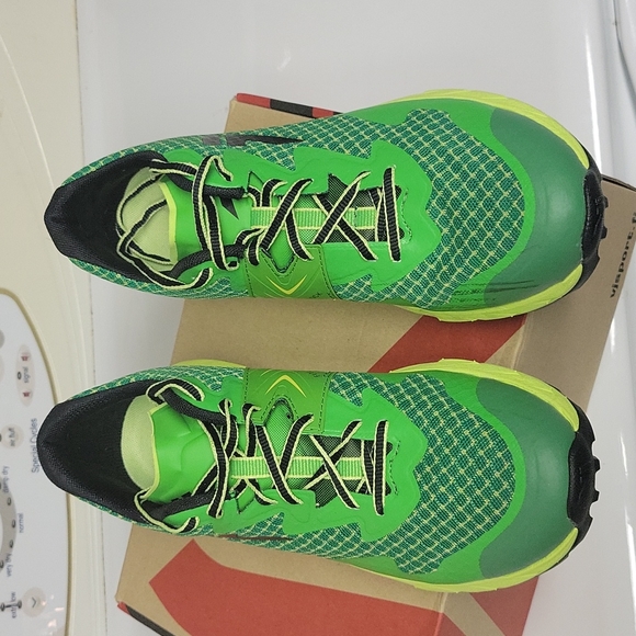 Pair of VJ Ultra running shoes - Picture 2 of 4